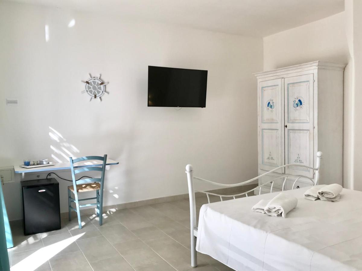 Angolo Mare Apartments & Rooms Porto Pino Zewnętrze zdjęcie