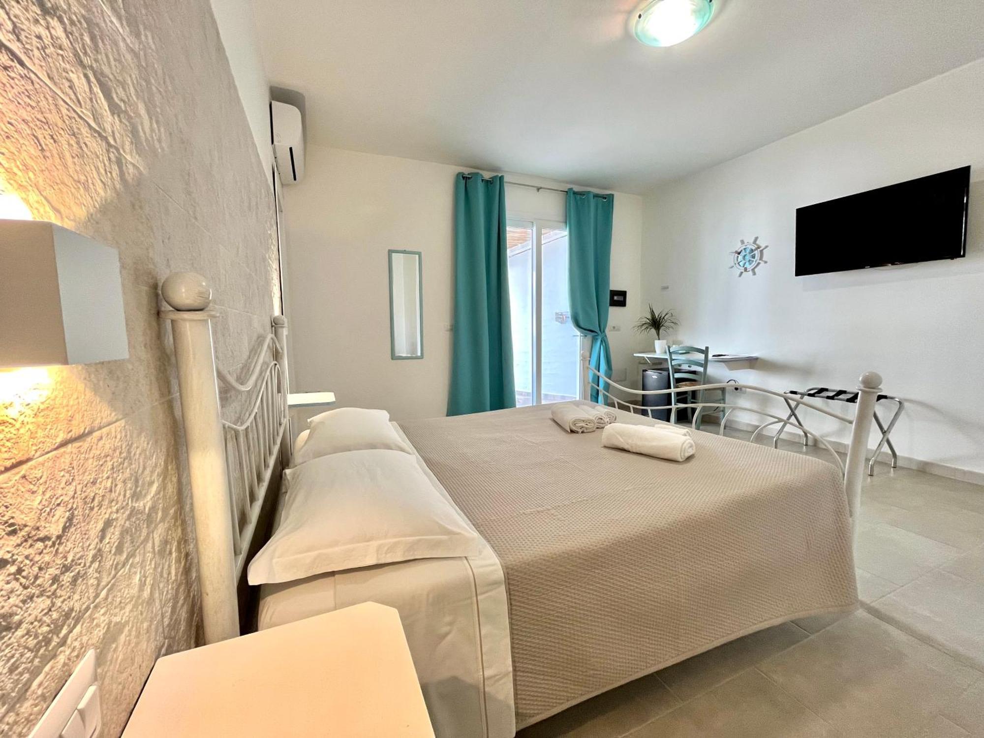 Angolo Mare Apartments & Rooms Porto Pino Zewnętrze zdjęcie